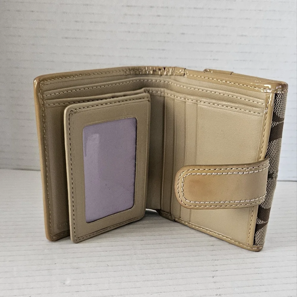 Coach Signature bi‎ fold wallet